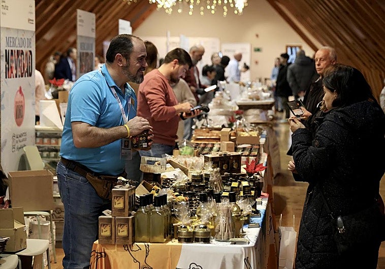 El Mercado de la Navidad de la Diputación llena el Espacio La Granja de sabor y tradición